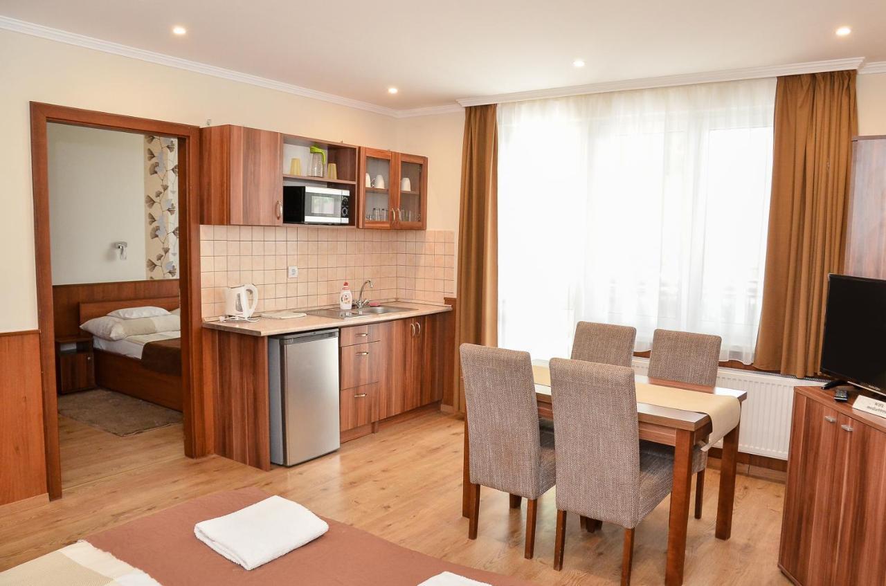 Media Panzio Es Apartmanhaz Hajduszoboszlo Exterior photo