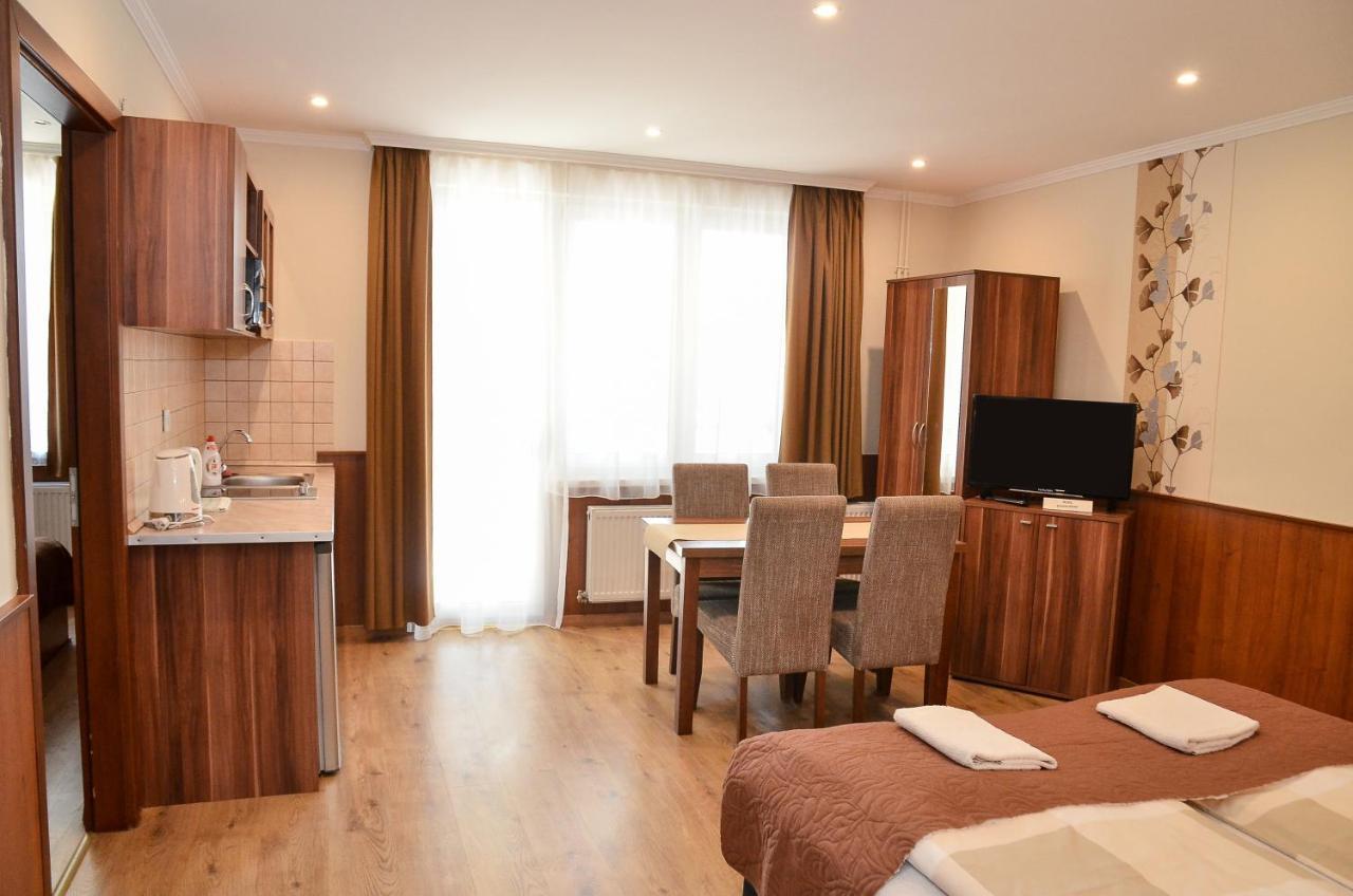 Media Panzio Es Apartmanhaz Hajduszoboszlo Exterior photo