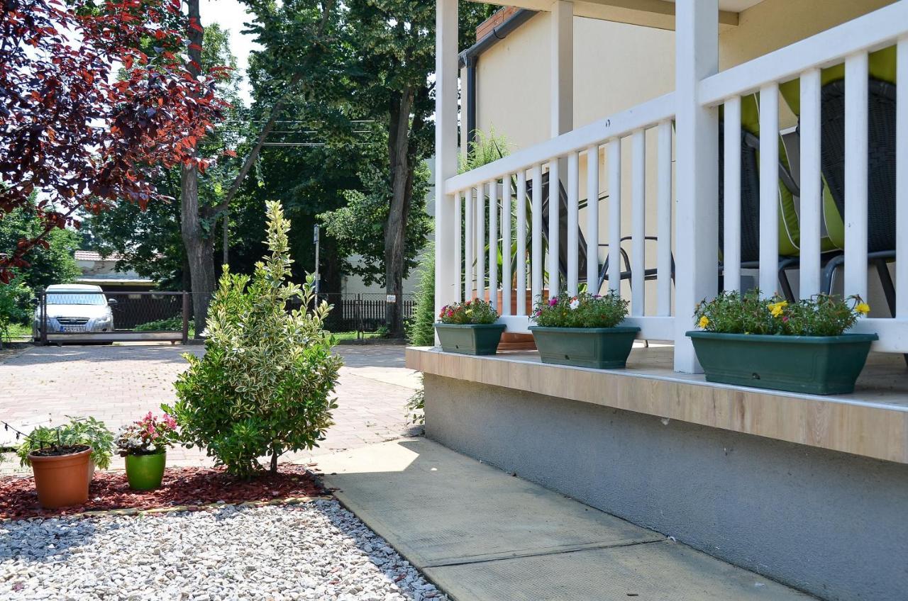 Media Panzio Es Apartmanhaz Hajduszoboszlo Exterior photo