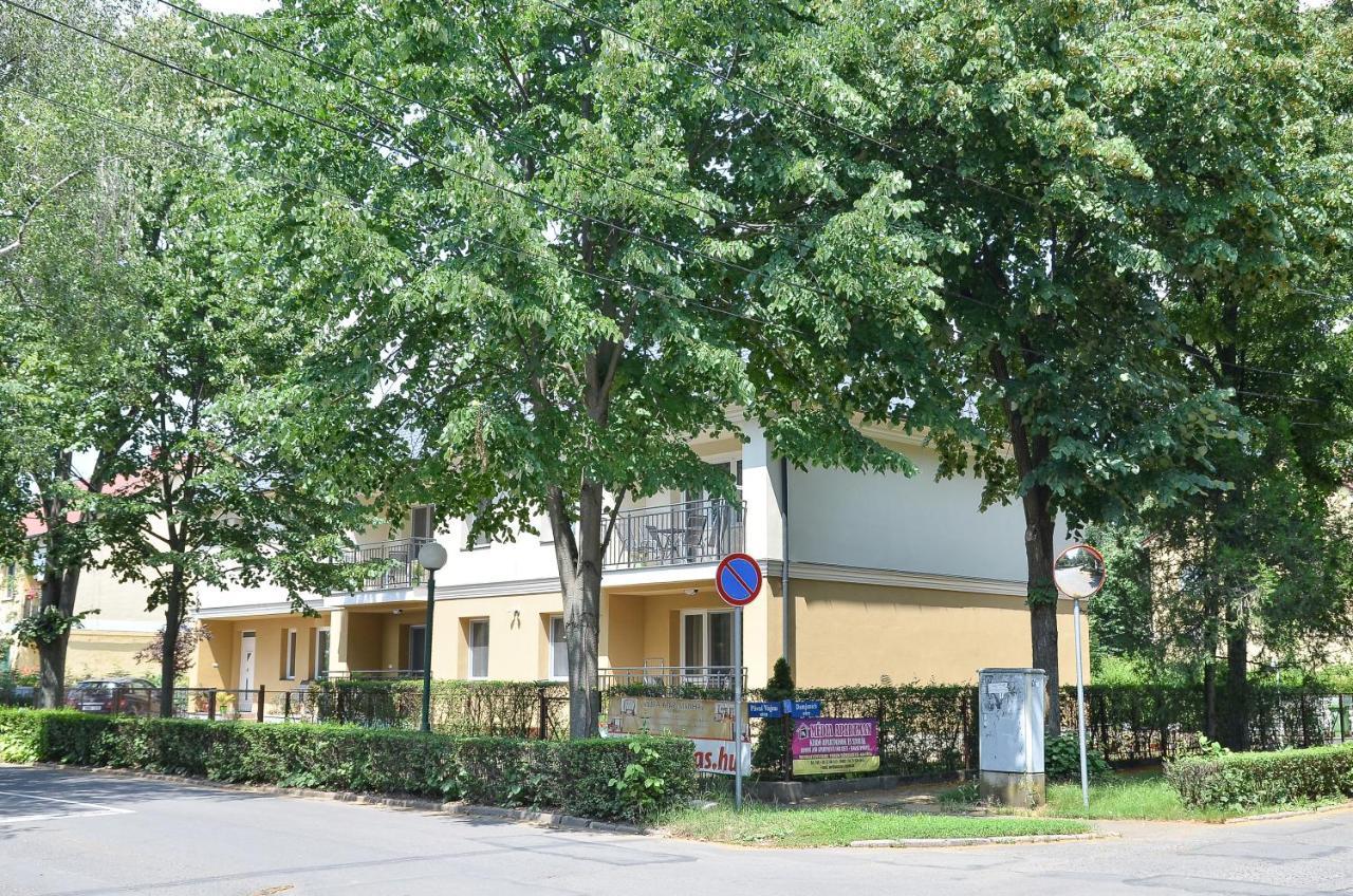 Media Panzio Es Apartmanhaz Hajduszoboszlo Exterior photo
