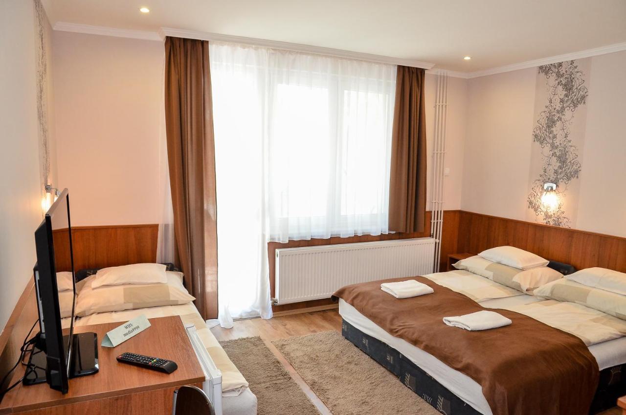 Media Panzio Es Apartmanhaz Hajduszoboszlo Exterior photo