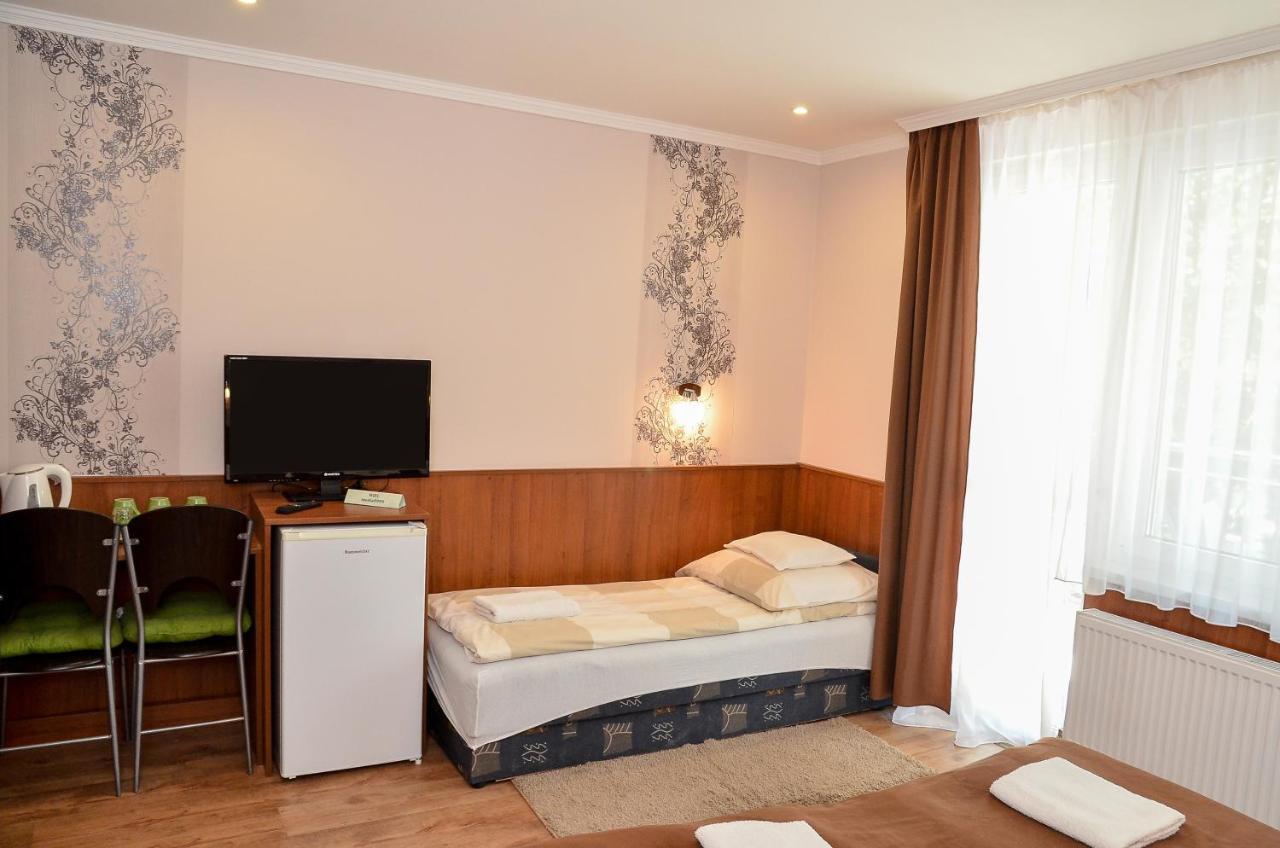 Media Panzio Es Apartmanhaz Hajduszoboszlo Exterior photo