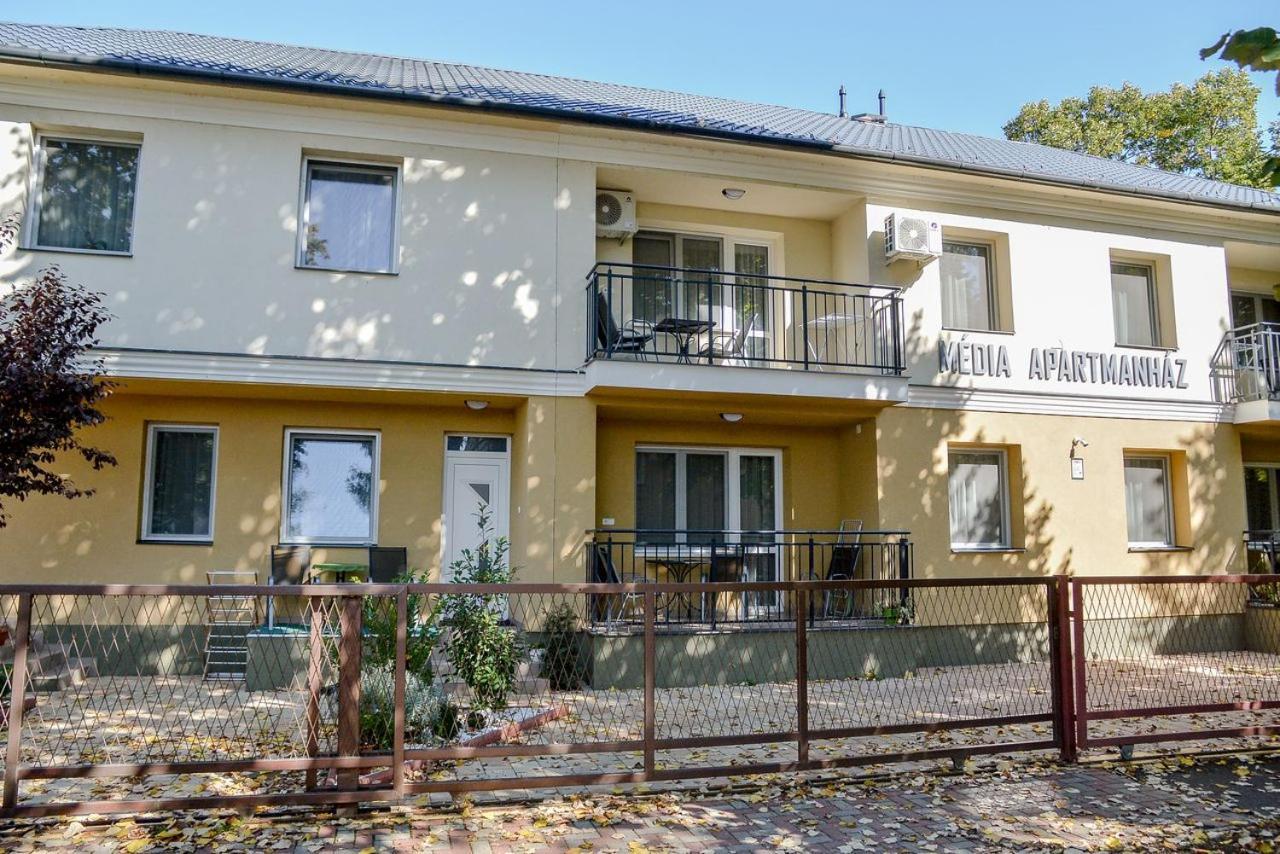Media Panzio Es Apartmanhaz Hajduszoboszlo Exterior photo