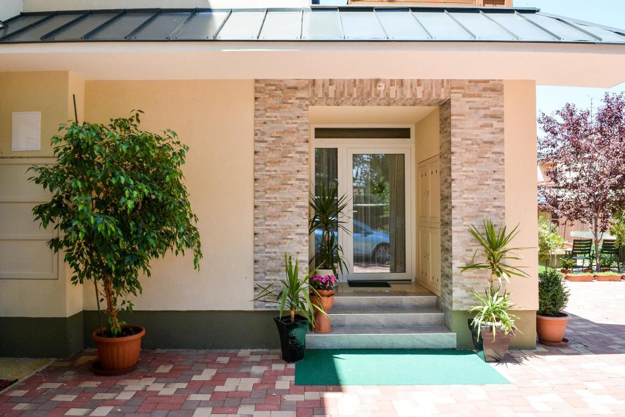 Media Panzio Es Apartmanhaz Hajduszoboszlo Exterior photo