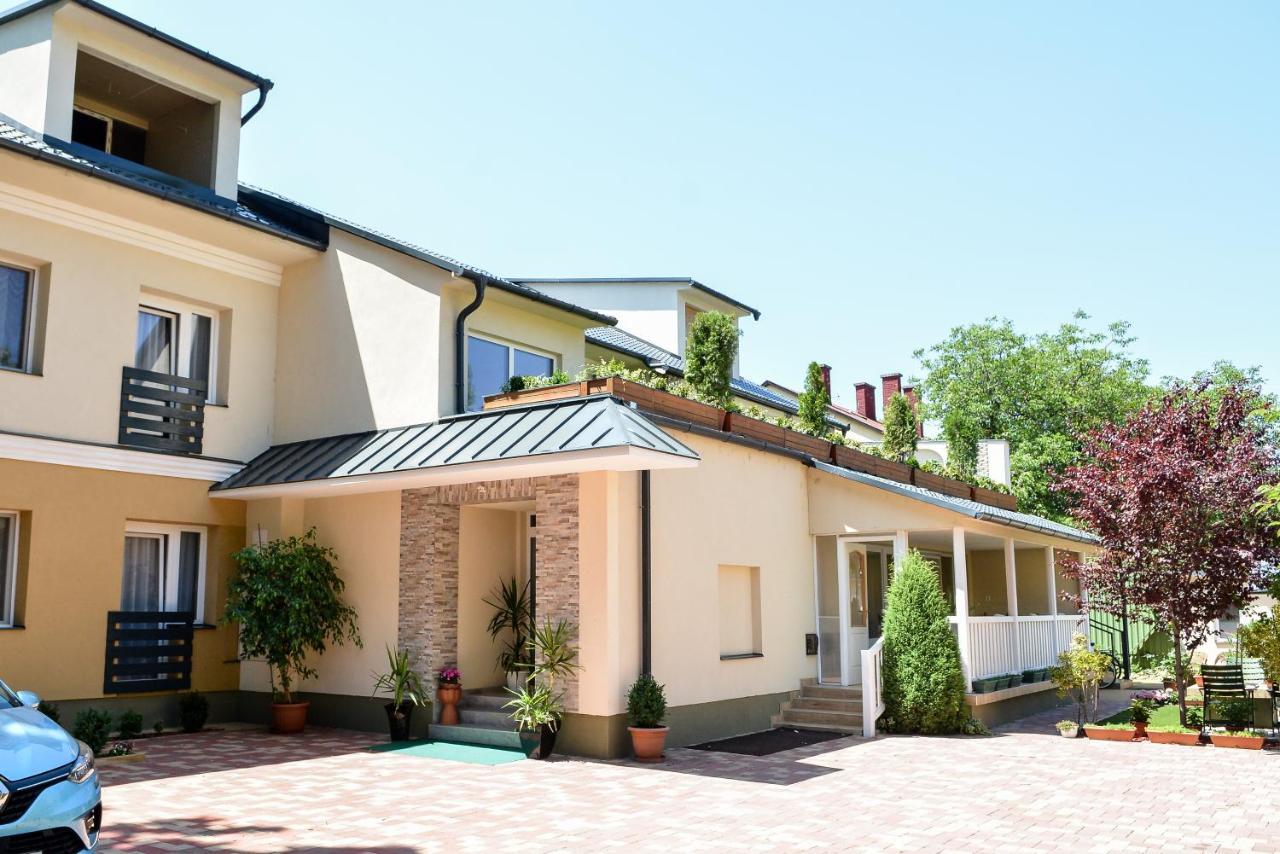 Media Panzio Es Apartmanhaz Hajduszoboszlo Exterior photo