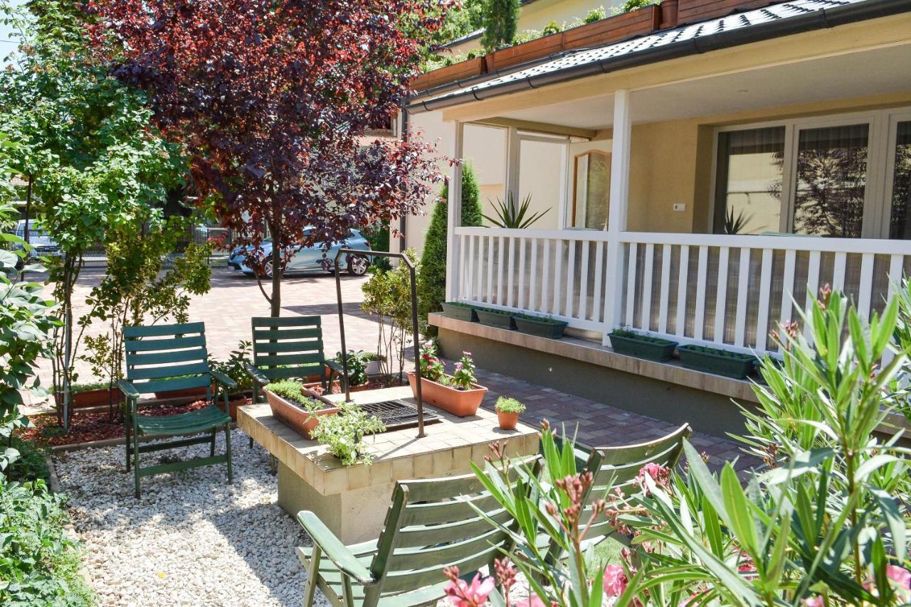Media Panzio Es Apartmanhaz Hajduszoboszlo Exterior photo