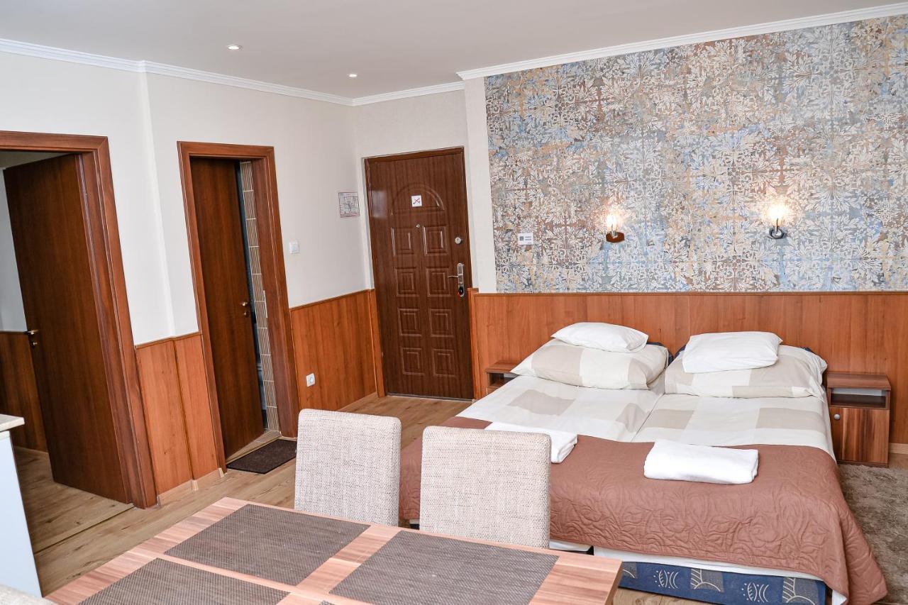Media Panzio Es Apartmanhaz Hajduszoboszlo Exterior photo