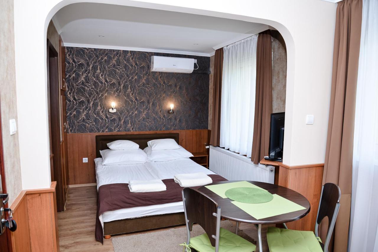 Media Panzio Es Apartmanhaz Hajduszoboszlo Exterior photo