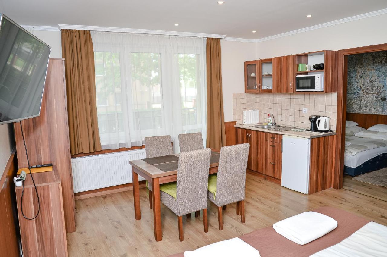 Media Panzio Es Apartmanhaz Hajduszoboszlo Exterior photo