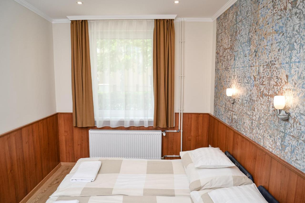 Media Panzio Es Apartmanhaz Hajduszoboszlo Exterior photo