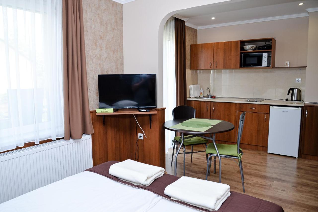 Media Panzio Es Apartmanhaz Hajduszoboszlo Exterior photo