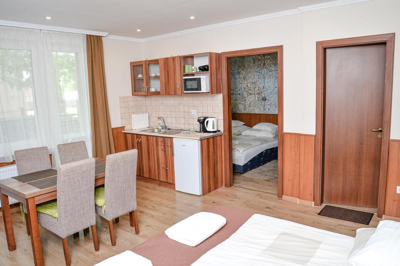 Media Panzio Es Apartmanhaz Hajduszoboszlo Exterior photo