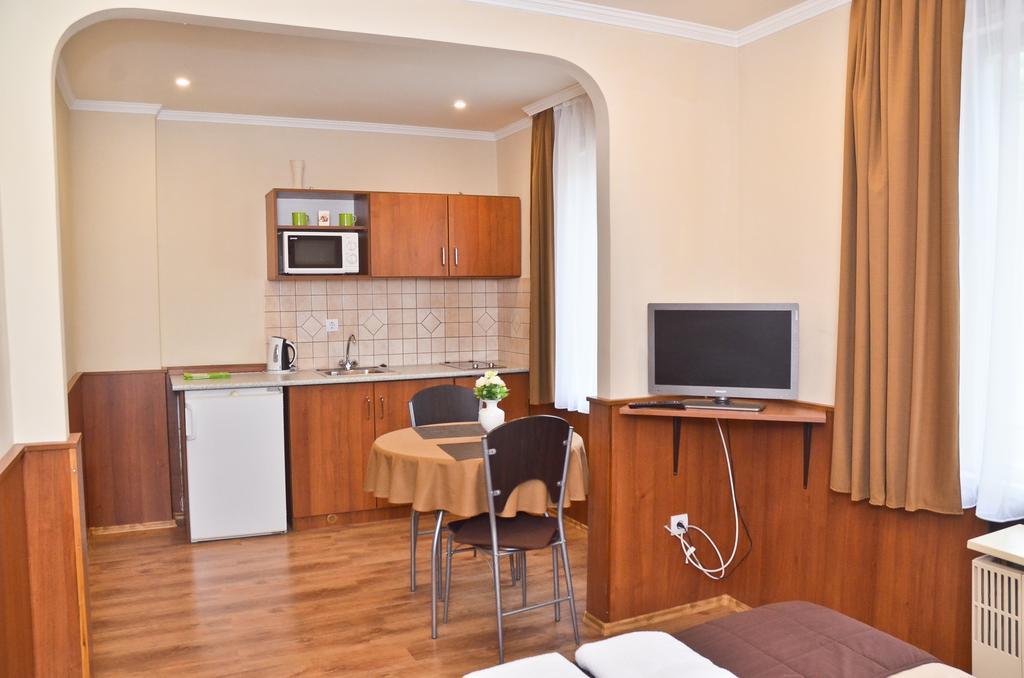 Media Panzio Es Apartmanhaz Hajduszoboszlo Exterior photo