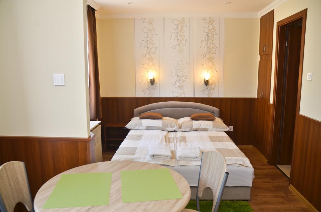 Media Panzio Es Apartmanhaz Hajduszoboszlo Exterior photo