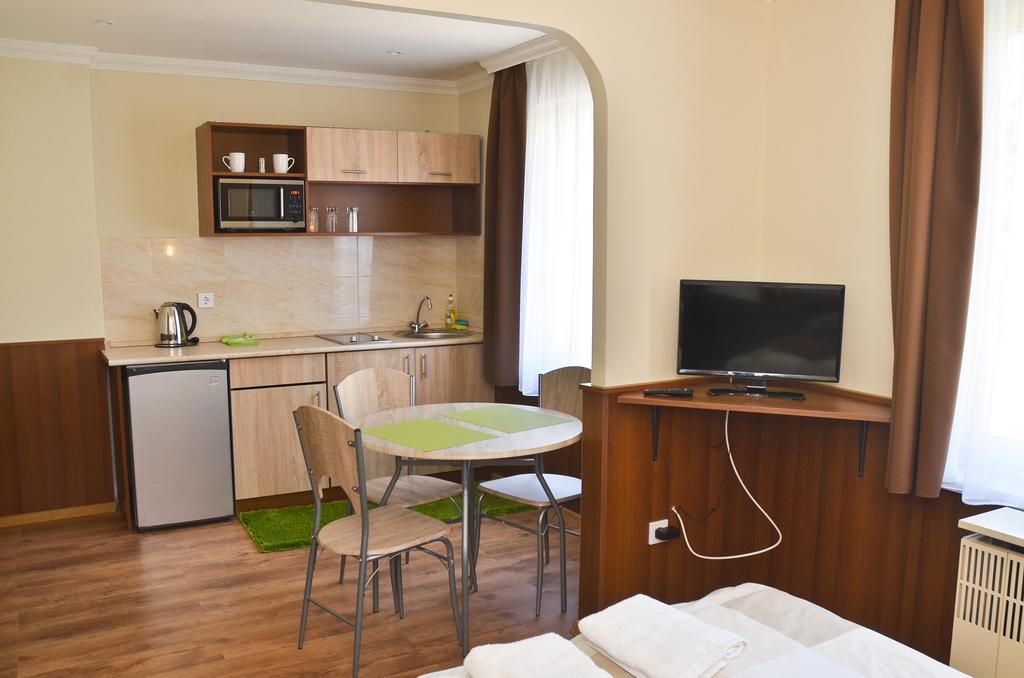 Media Panzio Es Apartmanhaz Hajduszoboszlo Exterior photo