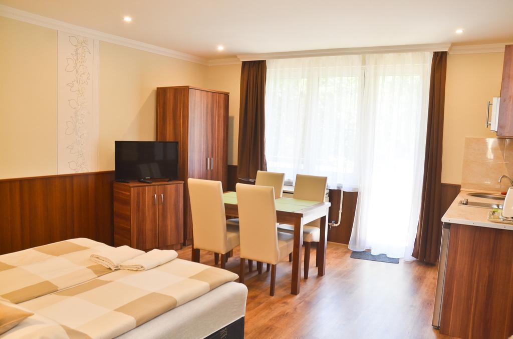 Media Panzio Es Apartmanhaz Hajduszoboszlo Exterior photo