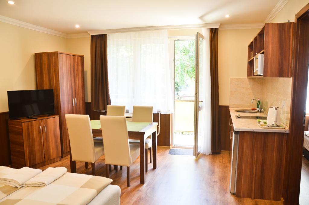 Media Panzio Es Apartmanhaz Hajduszoboszlo Exterior photo