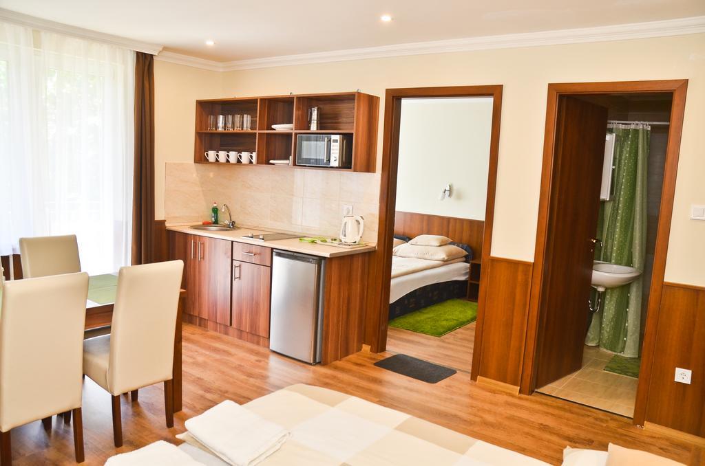 Media Panzio Es Apartmanhaz Hajduszoboszlo Exterior photo