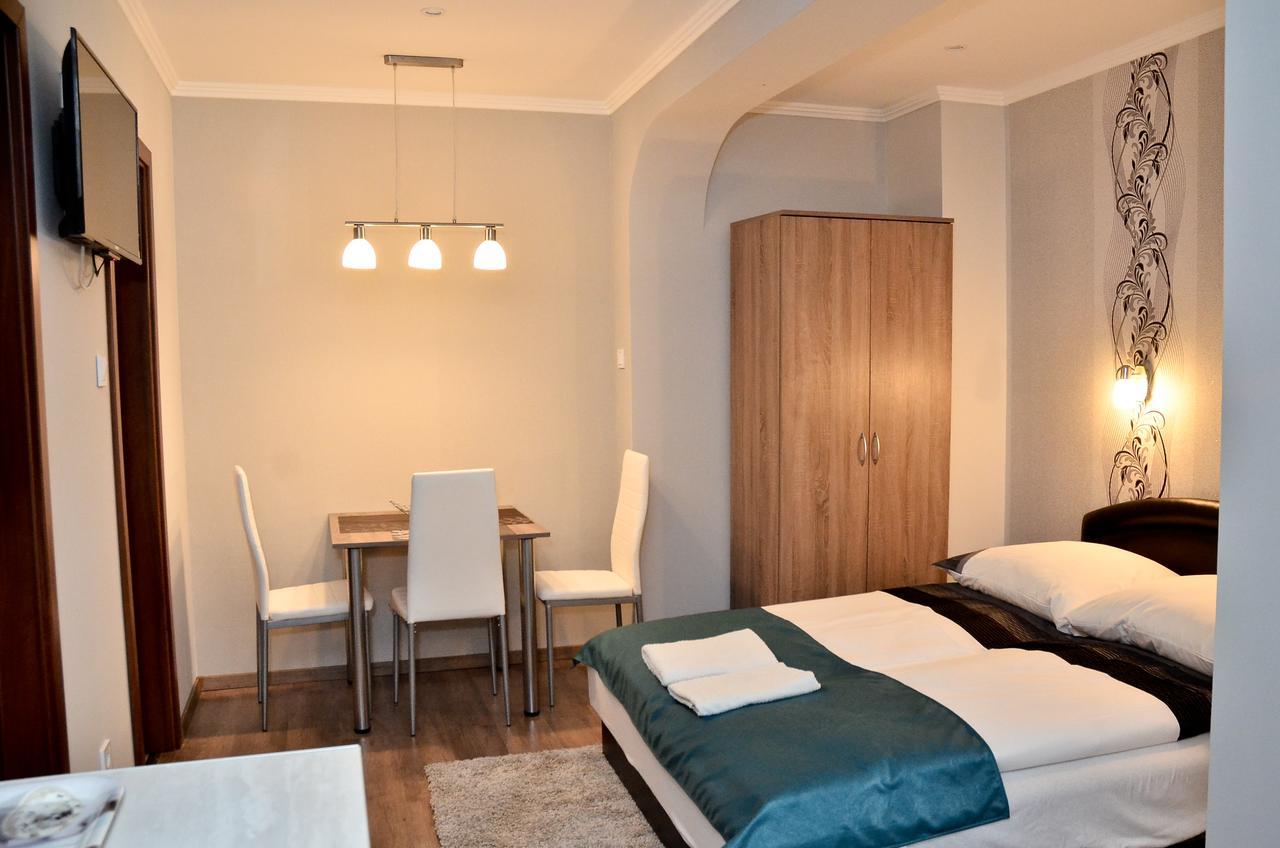 Media Panzio Es Apartmanhaz Hajduszoboszlo Exterior photo